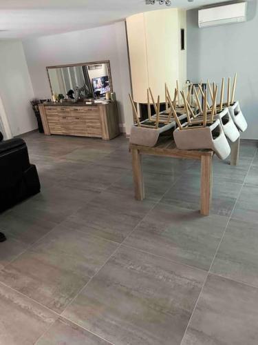 Jolie maison provencale au volets bleu in Saint-Mitre