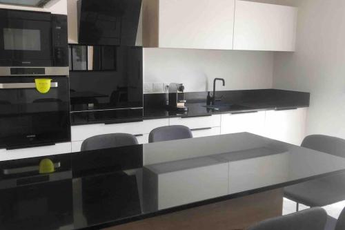 Jolie maison provencale au volets bleu in Saint-Mitre