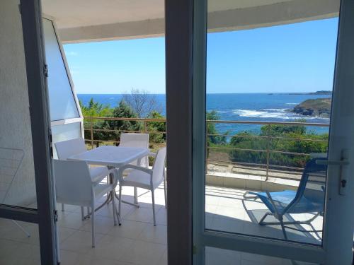 Hotel Romance - image 12