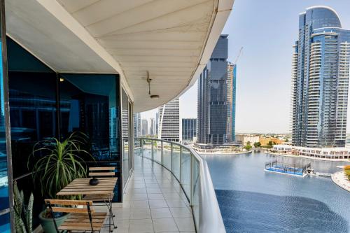 Next To Metro Unique 2bed Apt Wlarge Balcony, Dubaï (photo 3)