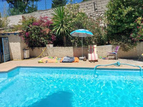Swimming pool, chambre dans villa in Le Merlan
