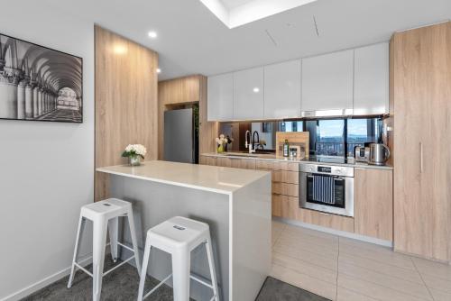 City Living! 1Bed/1Bath/Pool - image 5