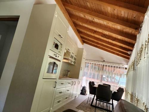 Villa Hoxha Brezovicë (Villa Hoxha Brezovice) in Prevalle