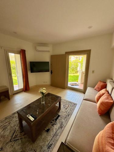 Beverly Hills 1BR Apt & private Garden Near GEM, Sheikh Zayed