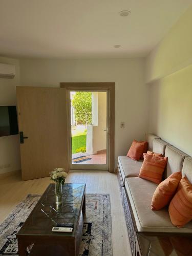 Beverly Hills 1BR Apt & private Garden Near GEM, Sheikh Zayed (фото 2)