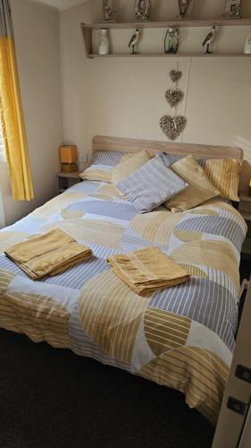 3 Bed Caravan - Sleeps 6 - Pets - Parking - Wifi