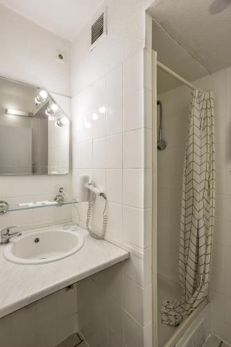 One-Bedroom Apartment image 7