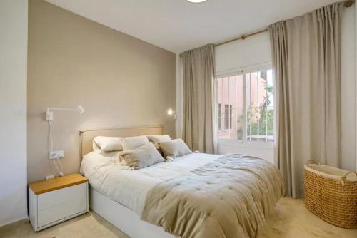 No10 - Beachfront Estepona close to port, 2 bedroom, 2 bathroom, sleeps 5 in ลา ลาสปารา