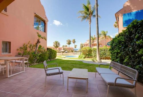 ระเบียง/ชานเรือน, No10 - Beachfront Estepona close to port, 2 bedroom, 2 bathroom, sleeps 5 in ลา ลาสปารา
