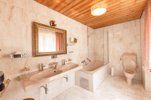 room detail thumbnail 2