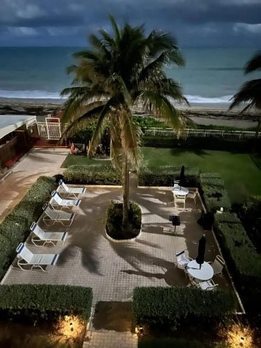 Hutchinson Island BeachFront Heated Pool Balcony Top Floor in Hutchinson Island (FL)