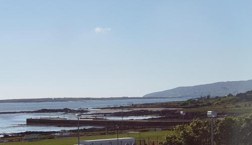 Lake lodging 1 mile from Dungloe max 2adult 1child in Дунглоу