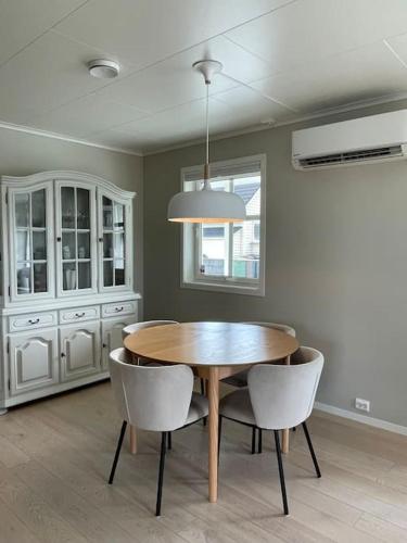 House with 5 bedrooms, 2 bathrooms, available for ONS House with 5 bedrooms, 2 bathrooms, available for ONS