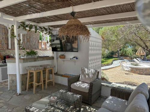Fasiliti, Louiza Apartments in Emporios