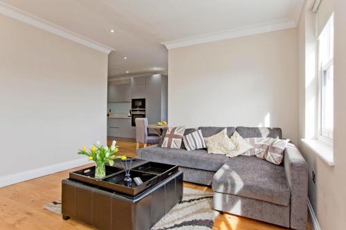 Super 2 Bed Kensington - image 2