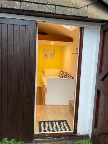 Studio Annexe with separate shower room in Broadhempston