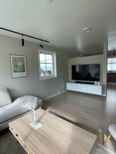 House with 5 bedrooms, 2 bathrooms, available for ONSS, Stavanger (fotografie 6)