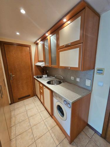 One-Bedroom Apartment with Sea View (2 Adults + 1 Child) image 4