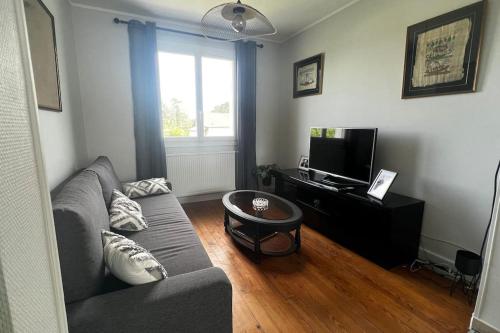 Jolie maison individuelle de Village avec Jardin gîte à louer Cayroux