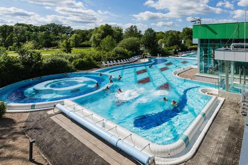 Ванна з термальною мінеральною водою, FeWo im Grünen mit Terrasse und Garten - gratis Therme (FeWo im Grunen mit Terrasse und Garten - gratis Therme) in Бад Бевенсен