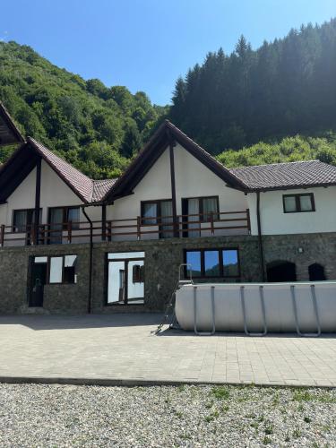 Viesnīcas āriene, Pensiunea Valea Pinului in Rau Saduluja