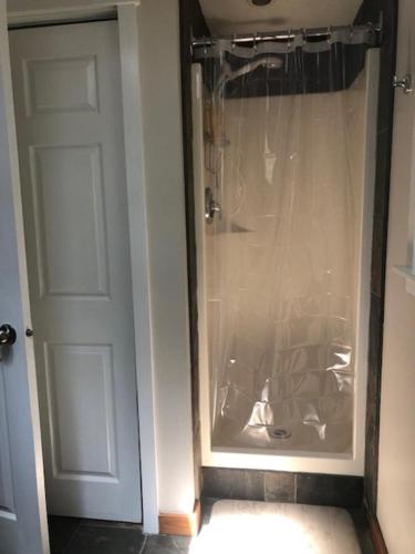 Zuhanyzó, Cobble Hill Cottage in Shawnigan Lake (BC)