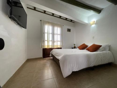 Double Room with Balcony image 3