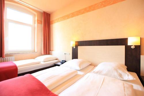 3 twin beds
