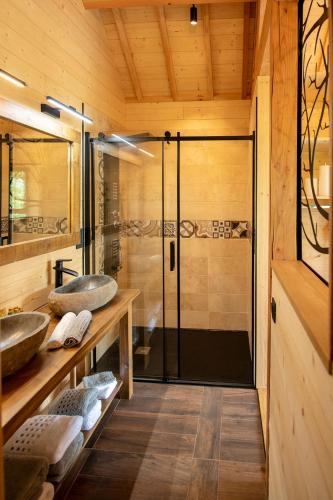 Shower, Les Lodges du Quercy in Saint-Cernin (Midi-Pyrenees)