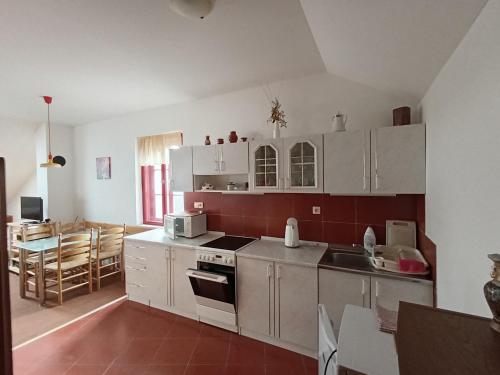 Kitchen, Haskovna - tradice zajezdniho hostince u Prachovskych skal in Harrachov