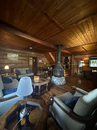 . Rustic Beaverfoot Lodge Room N6