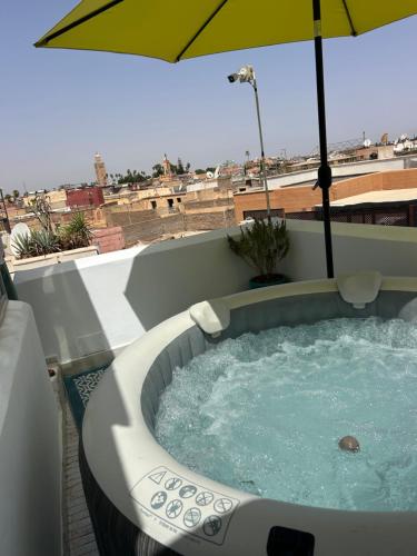 Riad Amazing Amazigh avec jacuzzi petit déjeuner compris avec aussi chambres familiales près de la place jemaa El fna 5