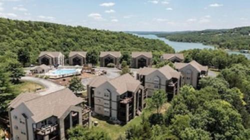Beautiful Branson Getaway-Next to Silver Dollar City &Tablerock-Family Amenities in Branson, USA