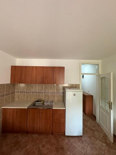 Apartman sa balkonom in Sutomore Town Center