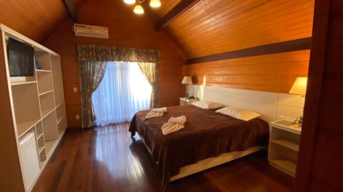 1 double bed, 2 twin beds