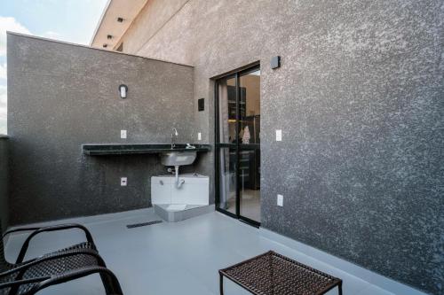 ระเบียง/ชานเรือน, LOFT Maravilhoso Metrô SP Expo Aeroporto com AC (LOFT Maravilhoso Metro SP Expo Aeroporto com AC) in ชาบาควารา