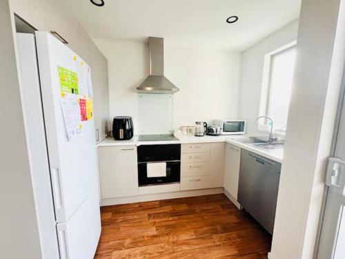 Kitchen, City Fringe Private Room - Your Urban Escape! in Phillpstown