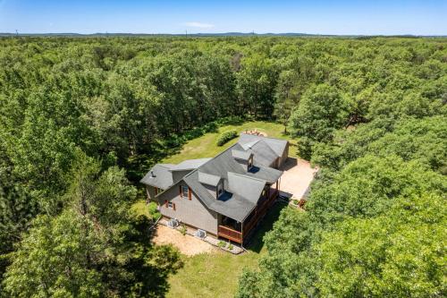 Dog-friendly 6-acre home, game room, deck, washer and dryer, Wisconsin Dells 10min in Lyndon Station, USA