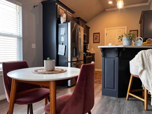 Modern Retreat by Airport in Oklahoma City, USA