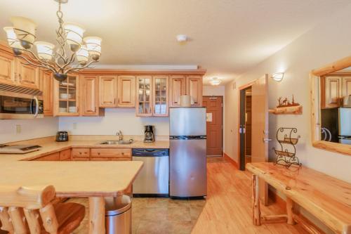 Kitchen, North Ridge Mountainside Condo in Biwabik (MN)