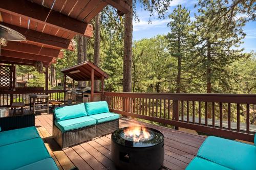 Modern Cabin Near Lakes with Forest Views in Running Springs, USA