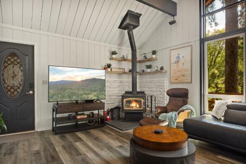 Modern Cabin Near Lakes with Forest Views in Running Springs, USA