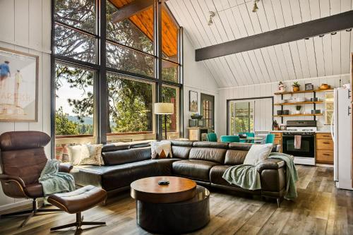 Modern Cabin Near Lakes with Forest Views in Running Springs, USA