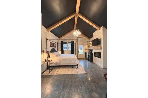 Moody and Romantic Cottage with outdoor bathtub in Sevierville, USA