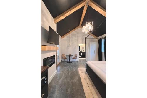 Moody and Romantic Cottage with outdoor bathtub in Sevierville, USA