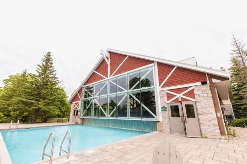 Resort Suite for 8, Ravine Back, Jacuzzi & Pool in Shanty Bay, Canada