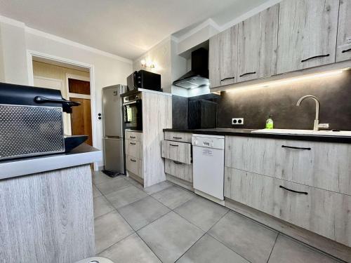 Charmant T2 rénové, balcon sud, proche commerces - FR-1-330F-238 (Charmant T2 renove, balcon sud, proche commerces - FR-1-330F-238) in Le Monetier-les-Bains