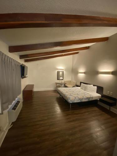 King Suite with Spa Bath - Non-Smoking