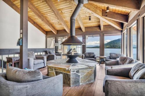Charming Queen Studio Deluxe w/Balcony #233 at Donner Lake Village - image 3
