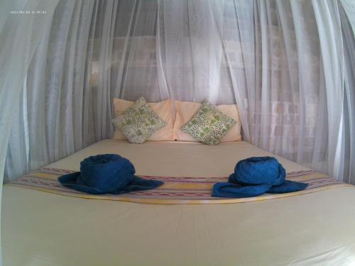 1 queen bed, 1 sofa bed